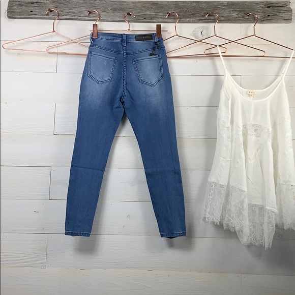 Tushy Technology Jean, Lifts and Shapes. - Picture 5 of 7